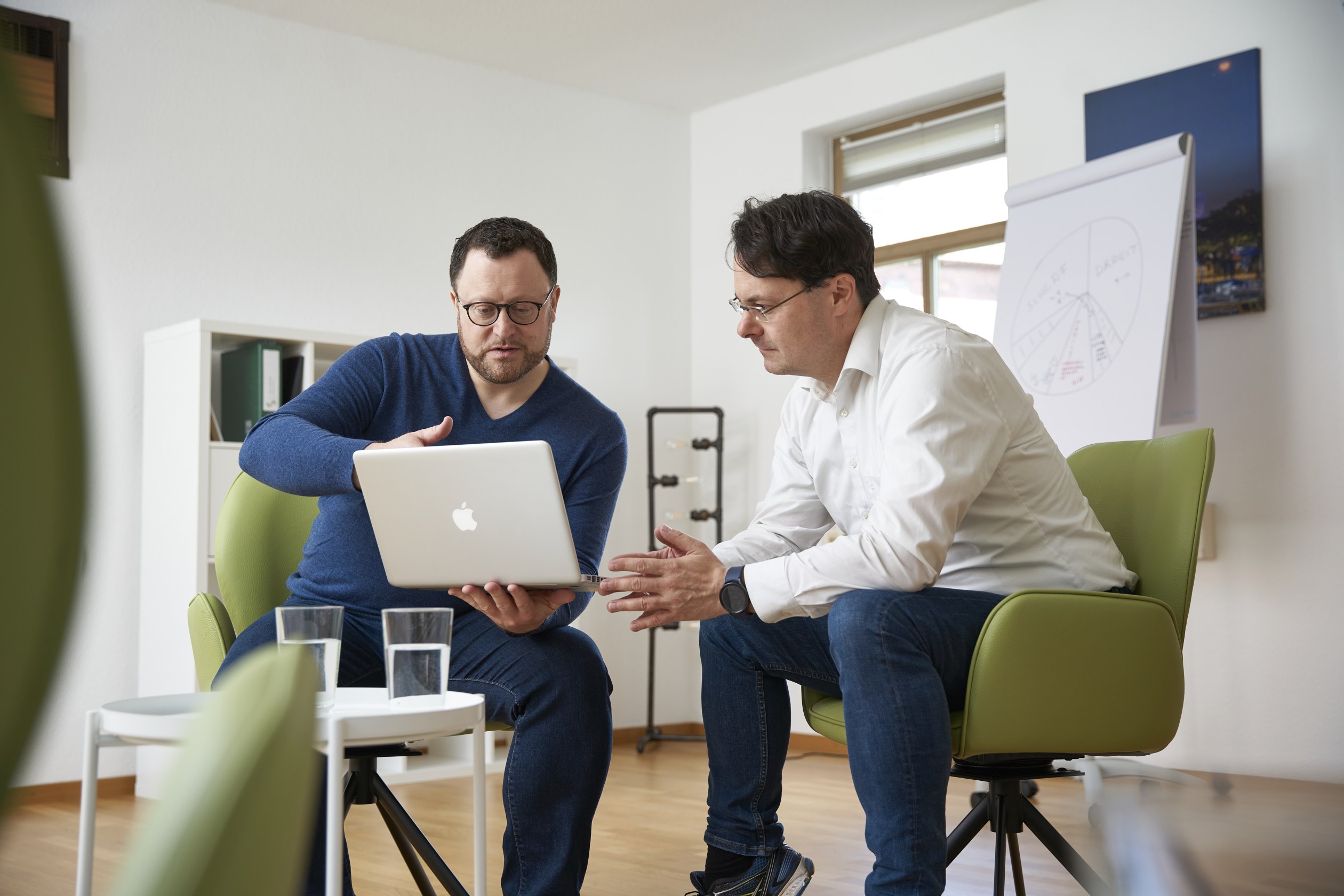 Matthias Fink beim Coaching mit Laptop