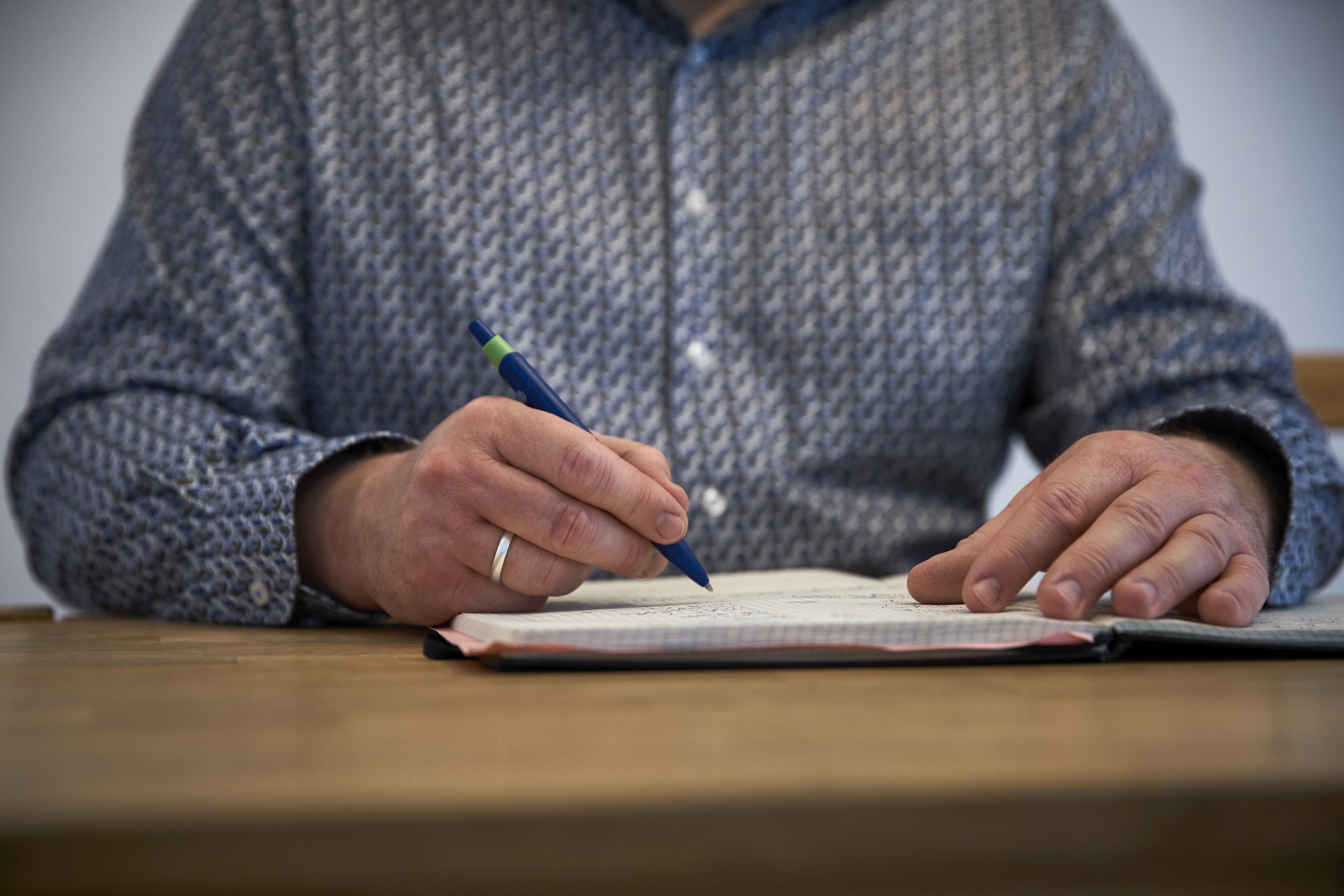 Matthias Fink beim Schreiben in einem Notizbuch